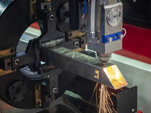 光纤激光切割机为什么要用随动切割头？